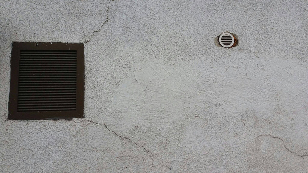 Λοξή ρωγμή σε τοίχο δίπλα σε κούφωμα - πιθανή ένδειξη καθίζησης