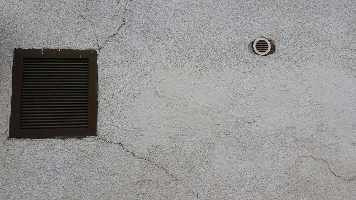 Λοξή ρωγμή σε τοίχο δίπλα σε κούφωμα - πιθανή ένδειξη καθίζησης
