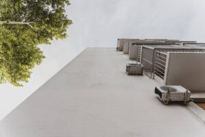 Όψη υφιστάμενου κτιρίου από χαμηλά – έλεγχος μηχανικού πριν από προσθήκη καθ’ ύψος